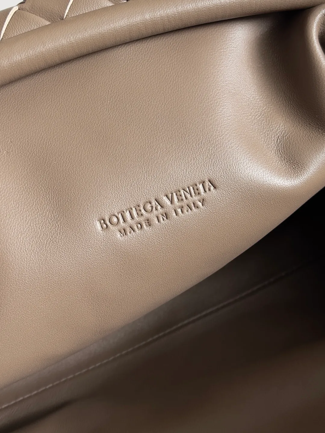 Batch 2260 BOTTEGA VENETA Lady's LAUREN CLUTCH Chain Clutch was inspired by 40 years ago. It is a perfect fusion of classic and modern bags. It is effortless and fashionable for any occasion and at any time. The newly added detachable metal chain allows people to have more ways to carry it. It is grand and elegant. Style No.: 785807 Size: 31.5*16.5*11cm